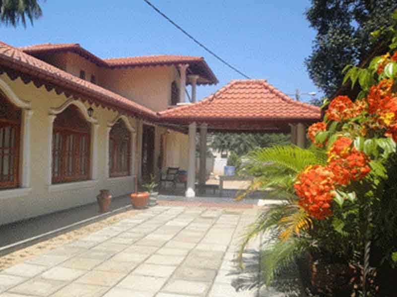 Asgiri Gedige Raja Maha Viharaya is a place for bhikkhus to take up residence in Kandy